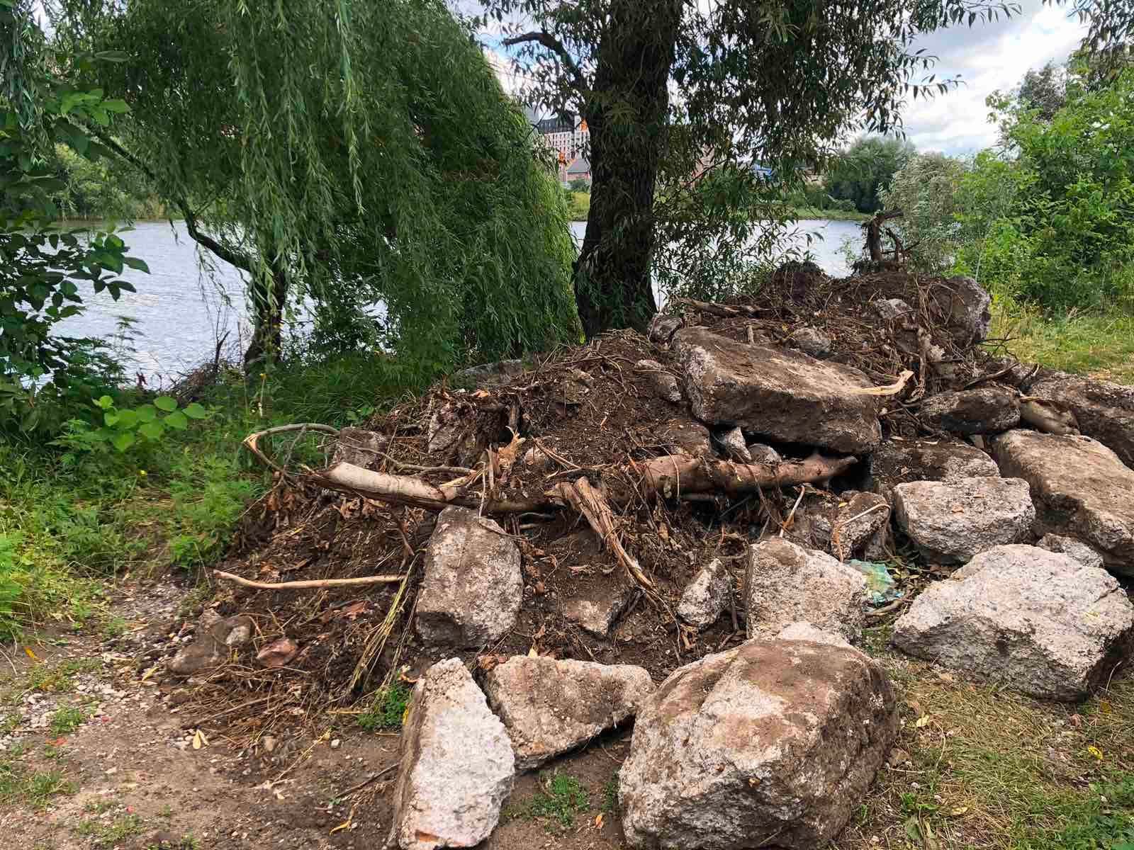 Сміття біля озера прибрали