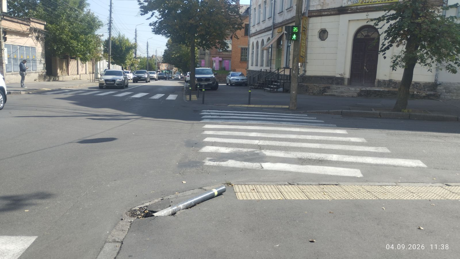 Наїзд вантажівки на елемент благоустрою: водія встановлено